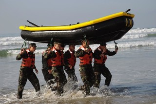 团队合作军事演习培训竞争与耐力及健身一起的训练模式背景图片